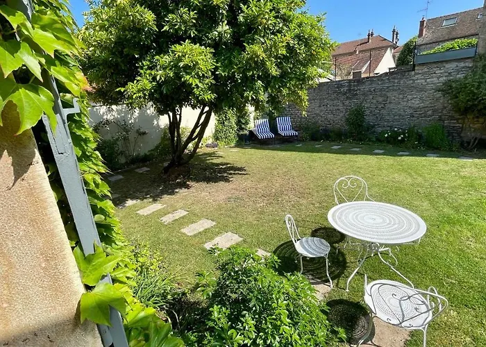 بيت للعطل Moncoeur, Maison Et Jardin A 700 M Des Hospices De *