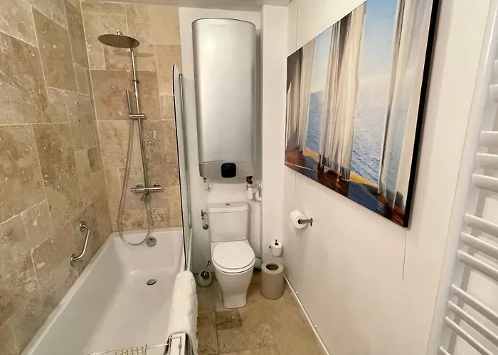 Будинок відпочинку Moncoeur, Maison Et Jardin A 700 M Des Hospices De *