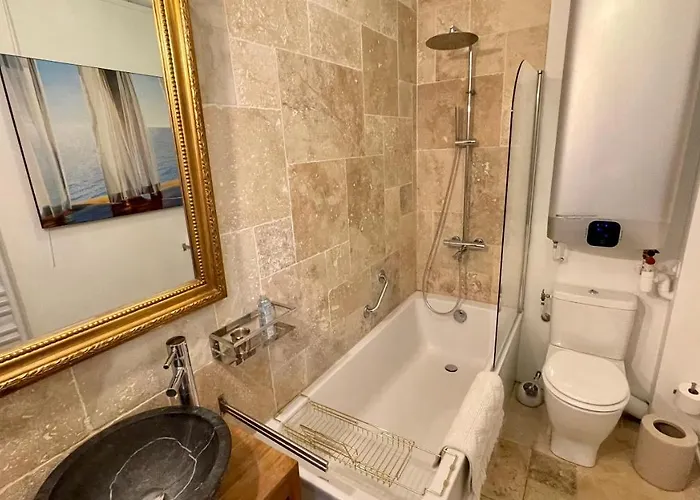 بيت للعطل Moncoeur, Maison Et Jardin A 700 M Des Hospices De *